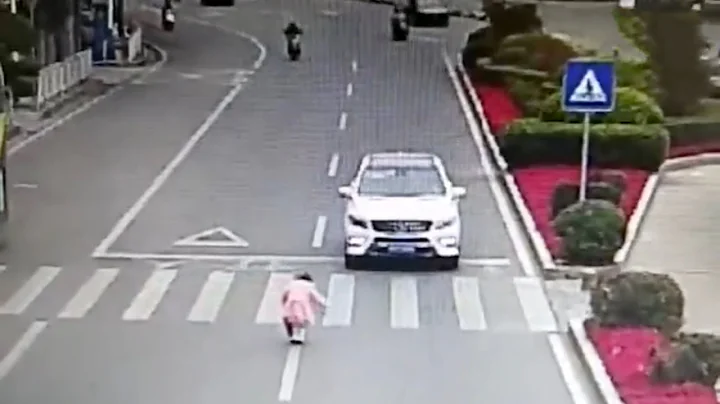 Little girl politely bows to driver for giving her way in S China - DayDayNews