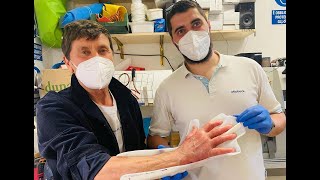 Gianni Morandi dopo l'incidente non perde il sorriso: il recupero della mano destra