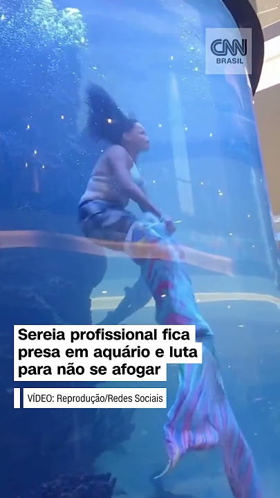 #Shorts- Sereia profissional fica presa em aquário e luta para não se afogar