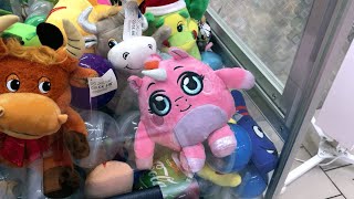 видео: Выигрываем крутые игрушки!! Поиграем в несколько аппаратов хватайка! картинка: Выигрываем крутые игрушки!! Поиграем в несколько аппаратов хватайка!