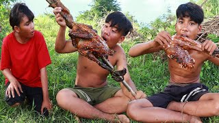 Survival in the rainforest-mans found chicken for cook -Eating delicious