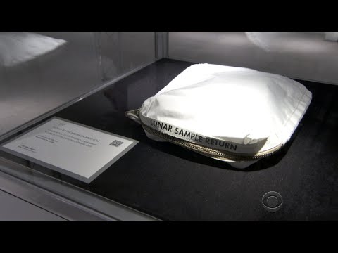 Video: Neal Armstrongova torba za luno se pričakuje, da bo na dražbi dobila 4 milijone dolarjev