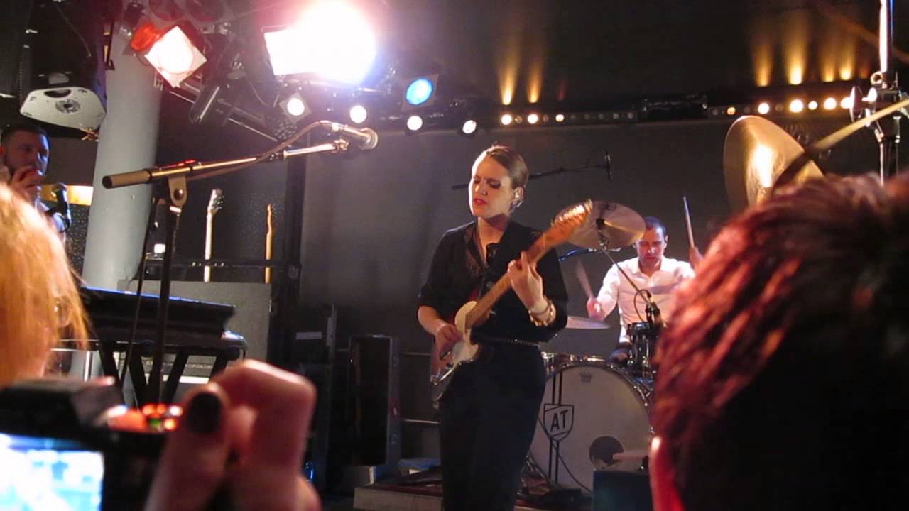 Anna Calvi - Love Won't Be Leaving live at Chaya Fuera, Vienna (5.3.2014)