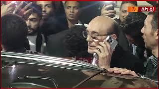 بسبب التفاف الجمهور حوله..الفنان محمد صبحى ينفعل على السائق الخاص به لترك السياره ووقوفه فى الشارع
