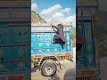 لڑکے کے کام چیک کریں ٹرک کے نیچے چھلانگ لگا رہا ہے 