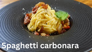 Spaghetti alla carbonara: true to the original recipe, in a creamy sauce with guanciale