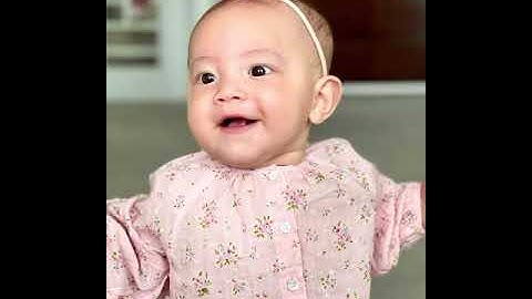 Lisa xinh như búp bê khi mẹ Hồ Ngọc Hà cho diện đầm hồng và băng đô siêu cute