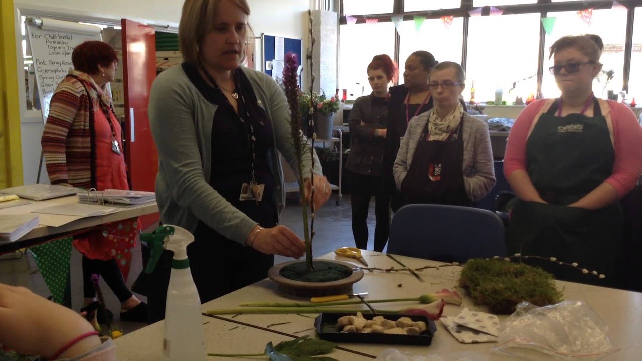 Form Linear design in oasis foam