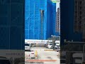 La facture de la gravité : quand le béton s'échappe de sa cage bleue