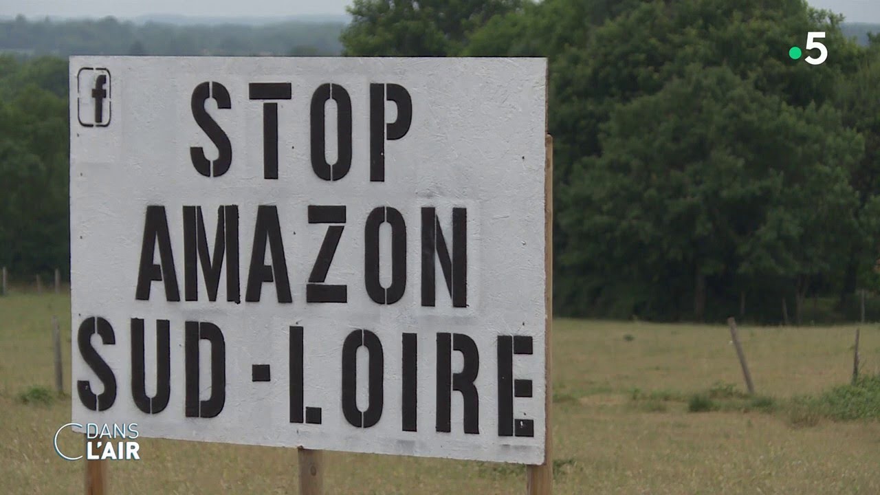 La ville de Montbert se déchire face au projet d'entrepôt Amazon - reportage 