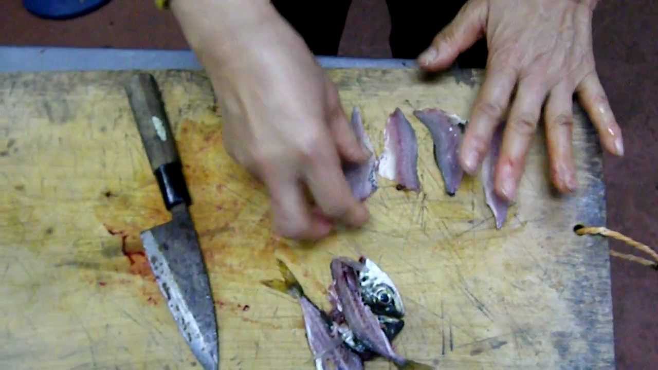 釣ったばかりの小アジをさばいてフライに 地元漁師のおばちゃんの魚調理のご紹介 和歌山釣太郎 Youtube