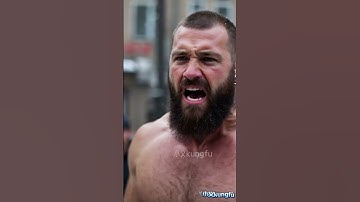 The bully caught the Shaolin monk.He despised the Shaolin monk