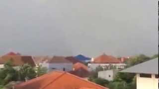 Video Amatir Angin Puting Beliung di Bali
