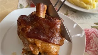 Schweinshaxe. Deutsche Küche. Свинина рулька. Німецька кухня.