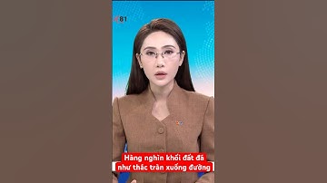 Đắk Lắk: hàng nghìn khối đất đá như thác tràn xuống đường