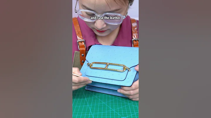 How do you like this bright blue handmade leather bag in rare leather? 🥰 Can customize any color.