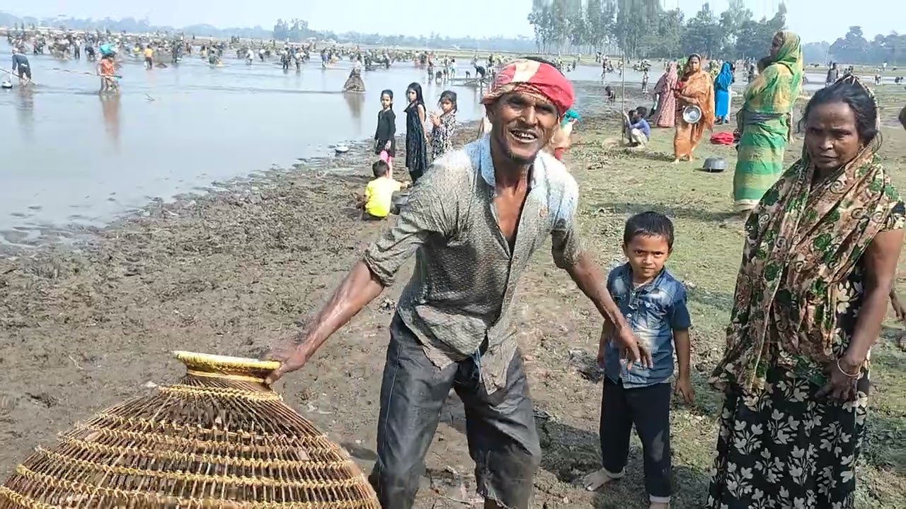 বিশাল বয়াল মাছ পলো দিয়ে দরা