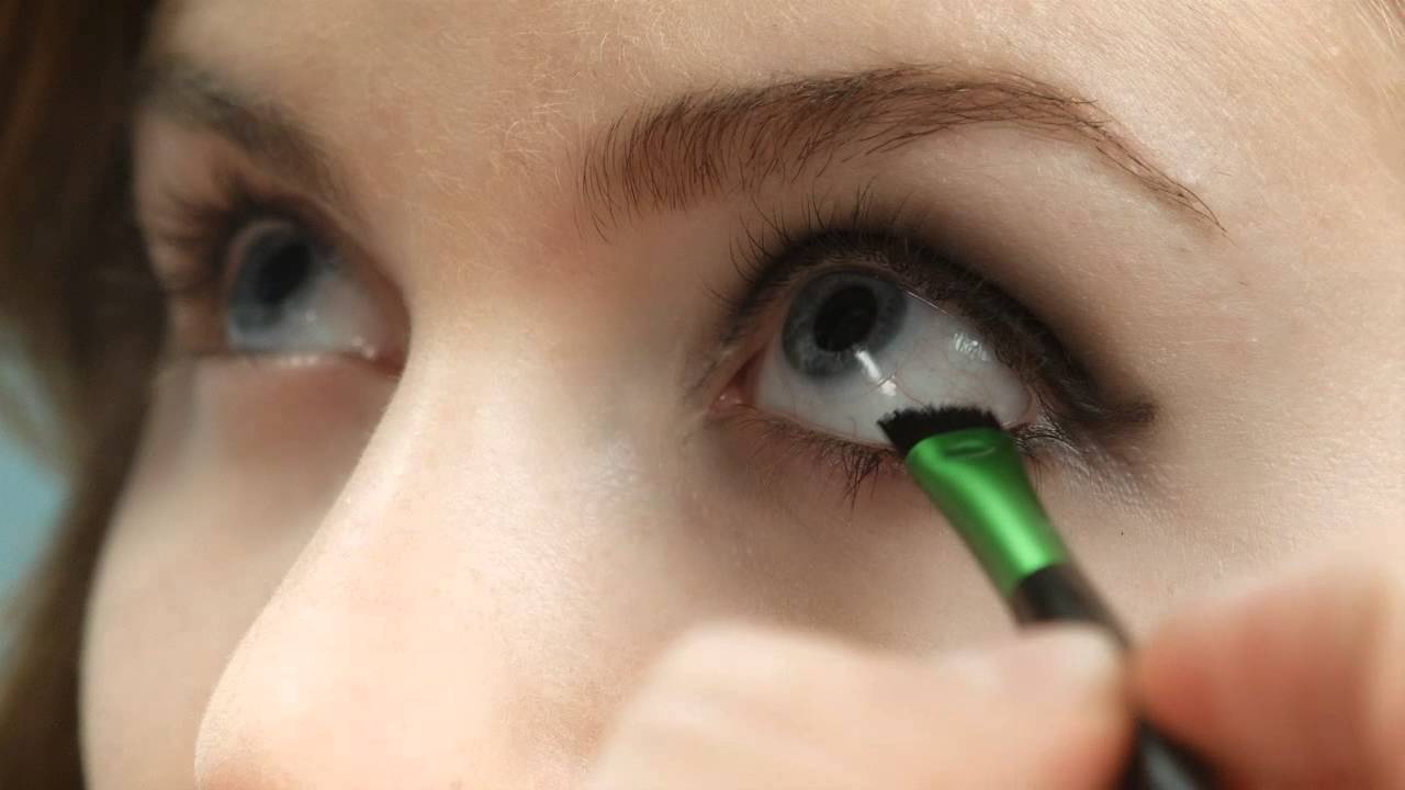 Nvey Eco Technique For The Perfect Smokey Eye Look Using The Eye Shadow Cake Eyeliner Eyeliner Brush And Erase Concealer Eco Makeup Eyeliner Brush Smokey Eye