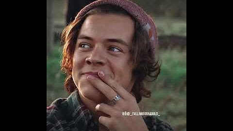 the photo Vs the original video💀 #harrystyles #shorts