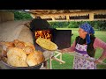 Recette de pain de village  grandmre prpare des pains au lait dans un four  bois