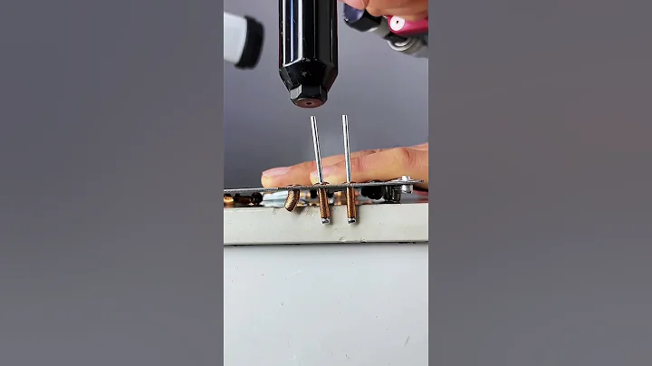 Display of riveting effect of open round head copper pull nails