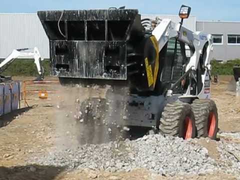 Godet Concasseur MB-L160 est en train de travailler avec un Bobcat