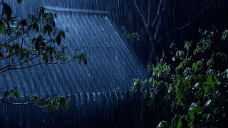 นอนหลับทันทีโดยมีฝนตกหนักและฟ้าร้องสาหัสในเวลากลางคืน - เสียงฝนตกบนหลังคาดีบุกสำหรับการนอนหลับ