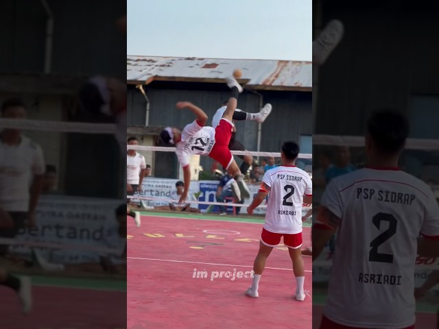 Smash Bang Arfin 😱😯🤸🏻#sepaktakraw #takraw #salto #sepaktakrawindonesia #rollspike class=