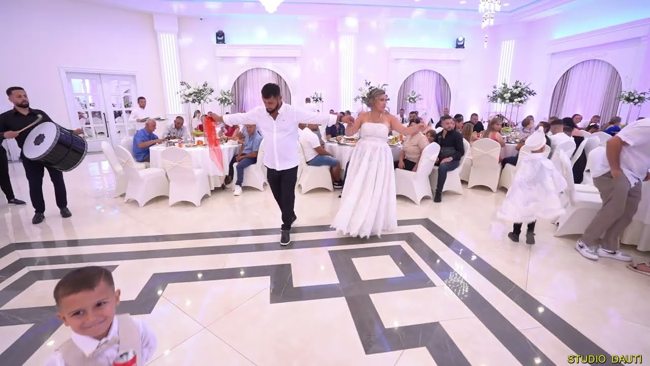 BANKETI  &. SINETLLiKU  ALEKSI  £  ARISI  STUDIO  DAUTI