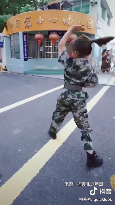 The girl showed kungfu after a row of somersaults