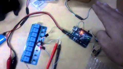 Arduino com sensor de obstáculos ultrasônico HC-SRO4 e placa de reles.