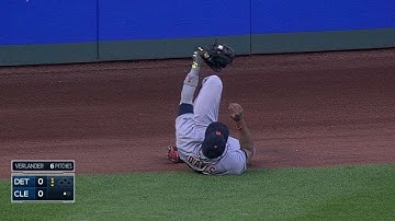 DET@CLE: Davis takes a hit away with a sliding grab