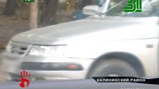 Очевидцы сняли на видео, как парни сливают бензин с припаркованной легковушки