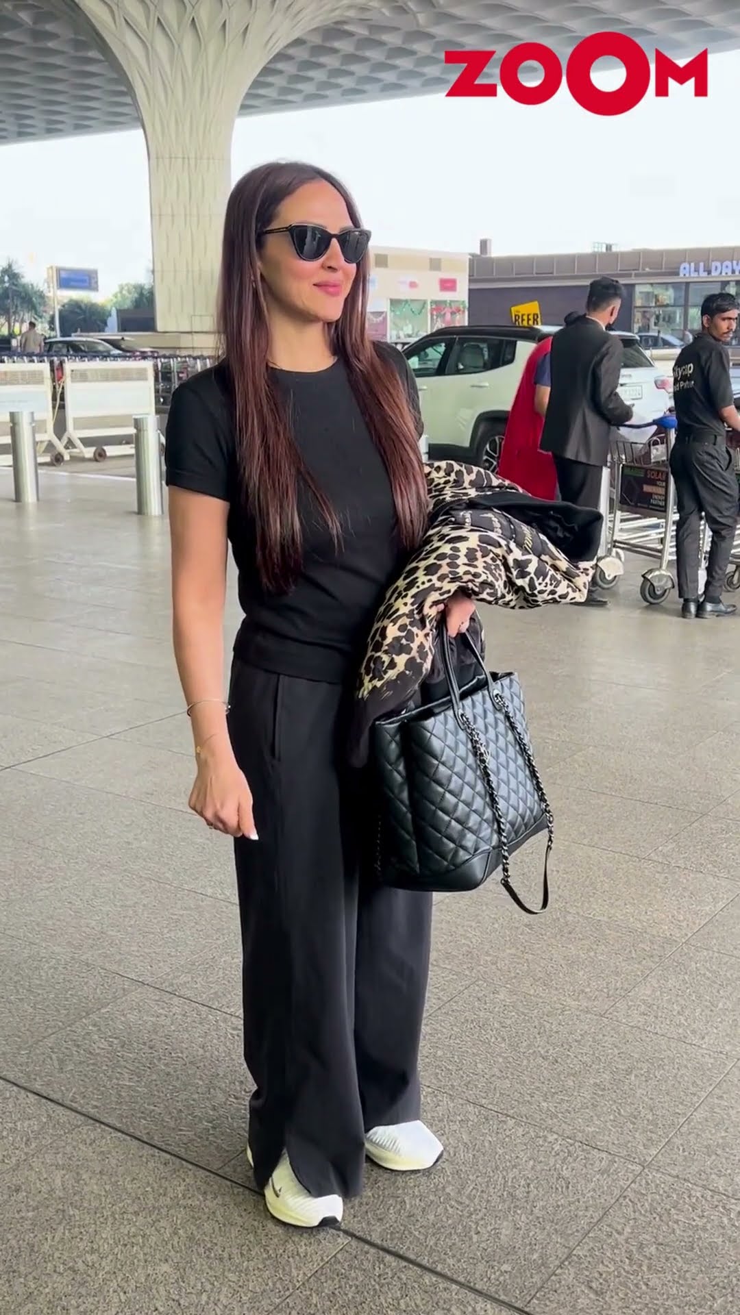 Esha Deol FUN interactions with the paps, asking them, 'New Year pe yahan pe ki party?' #shorts