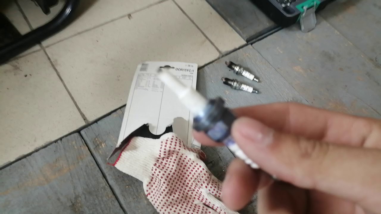 Как выкрутить сломанную свечу - YouTube