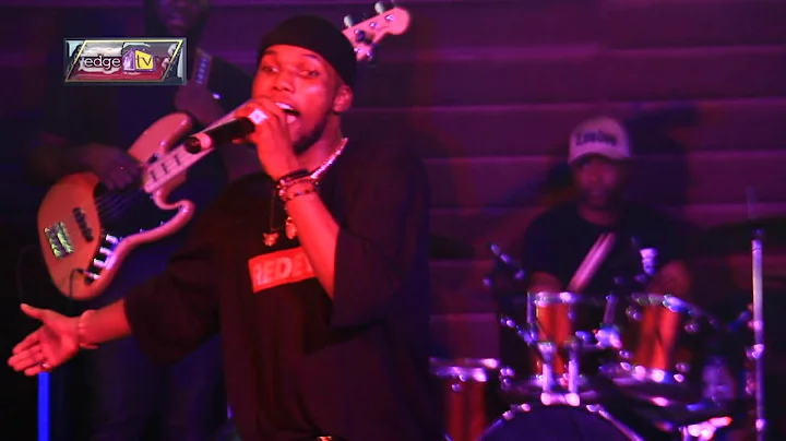 See what Zlatan and Peruzzi did before victor AD kneeled down to perform