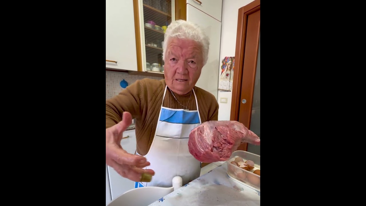 Nonna Angelina ci mostra come cucinare il “fianchetto mbuttunato” così come lo preparava la mamma.