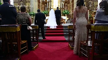 ¿Quién entra primero en la iglesia en una boda?