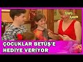 Çocuklar, Betüş'e Hediye Veriyor! - Sihirli Annem Özel Klip