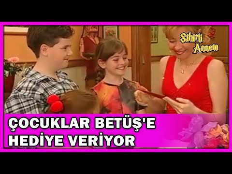 Çocuklar, Betüş'e Hediye Veriyor! - Sihirli Annem Özel Klip