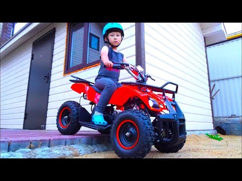 Видео: Senya and unpacking an ATV for children