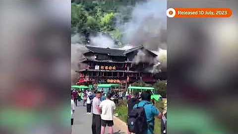 Fire engulfs village building in southern China - DayDayNews