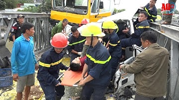 Ứng cứu tài xế mắc kẹt trong cabin xe tải