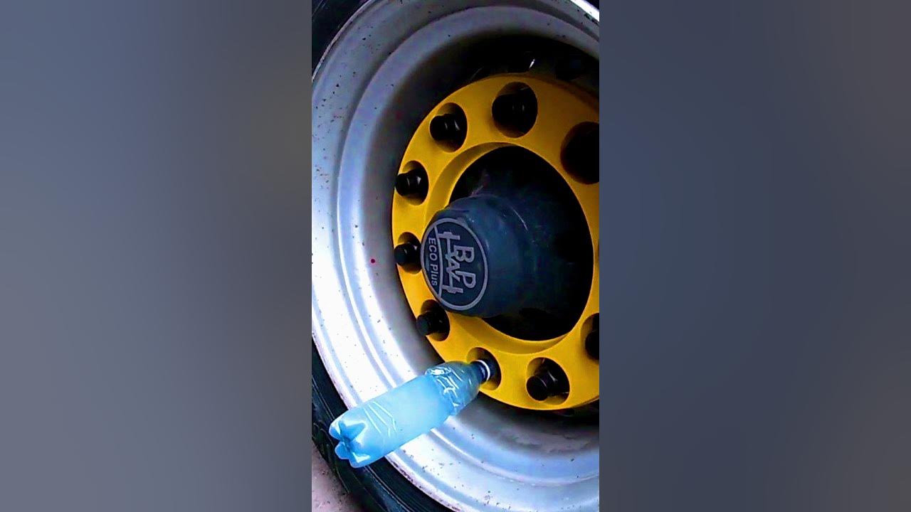 Для чего на колесо одевают бутылки