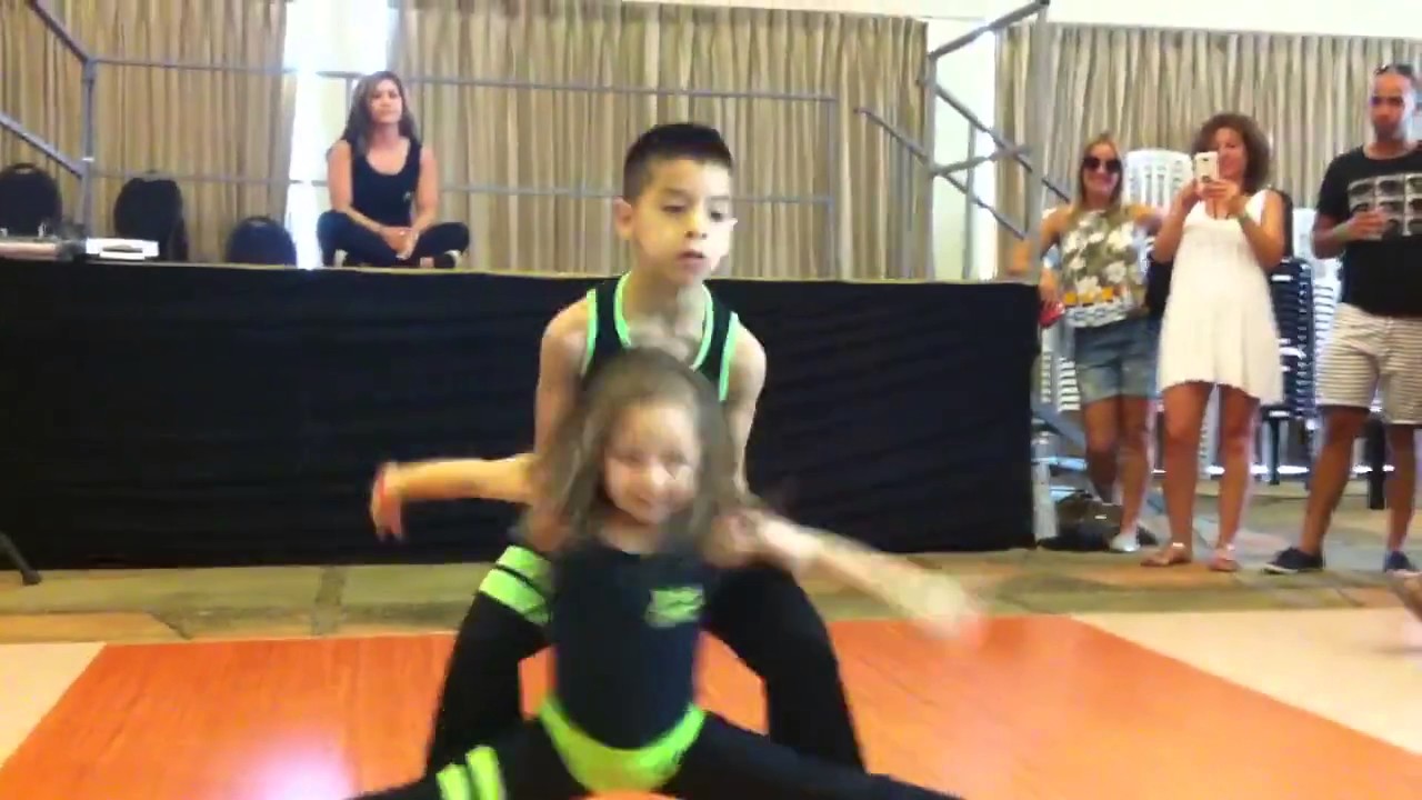 Best Kid's samba dance ever - YouTube