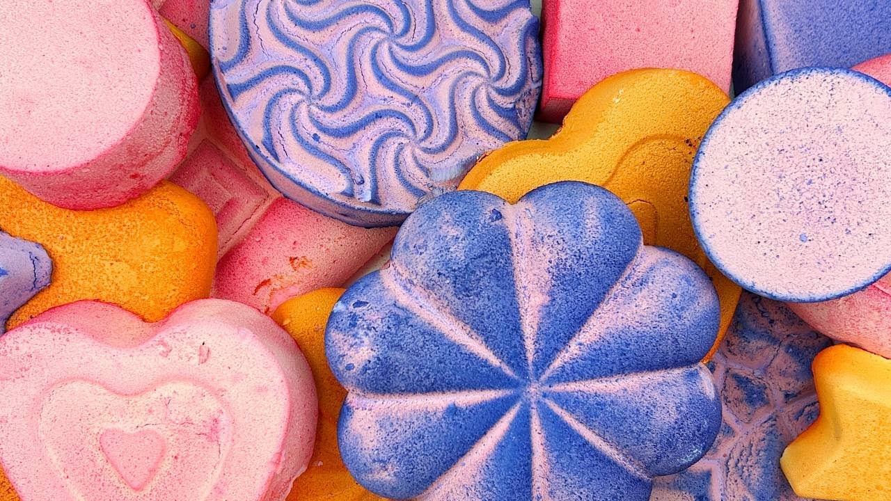 Crispy powder★GYM CHALK★Oddly satisfying video★Colored chalk★ - YouTube