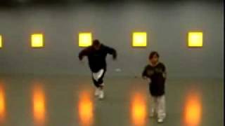 Девочка и взрослый парень синхронно танцуют хип хоп
