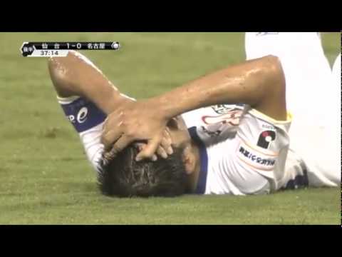 Atsushi Yanagisawa perde inacreditável chance de gol