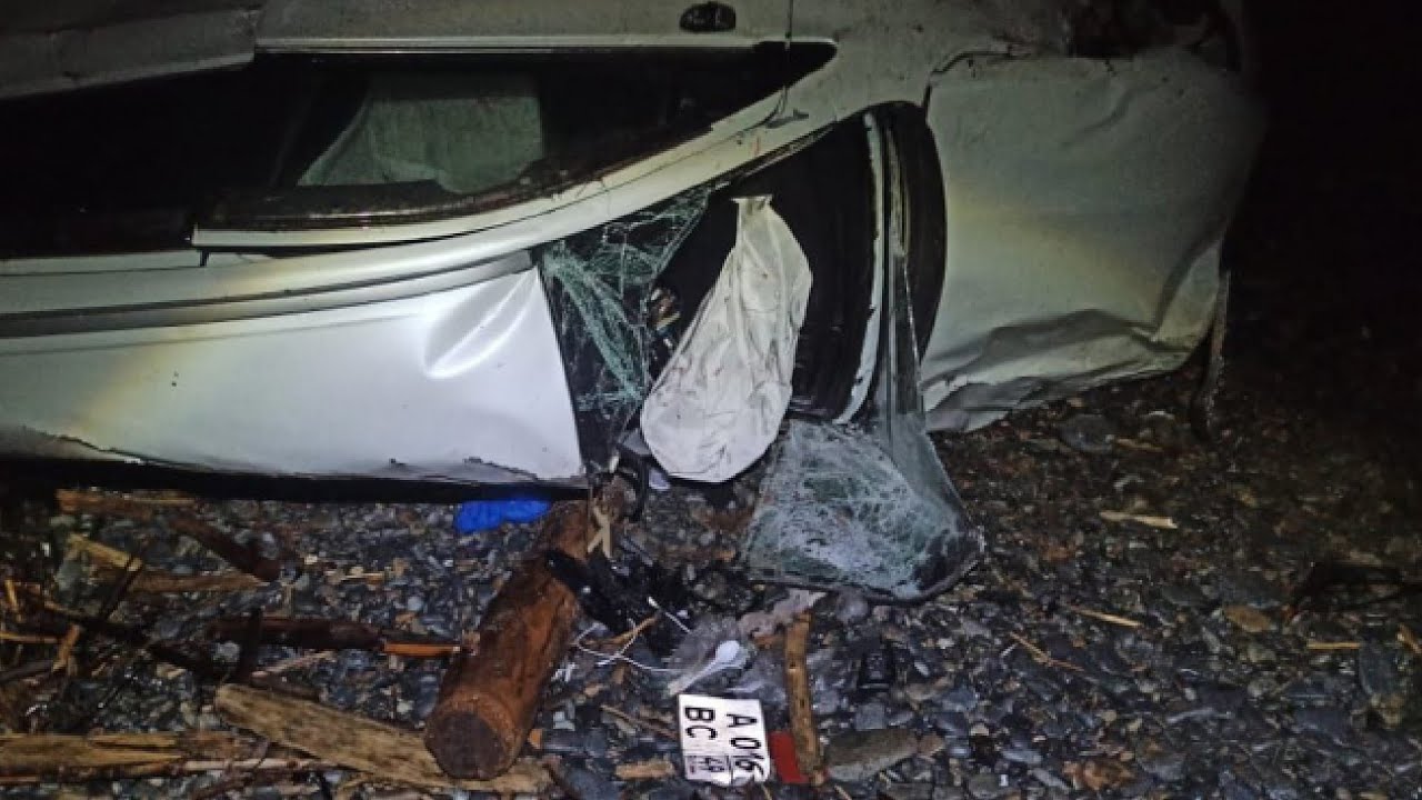 Водитель чудом выжил после падения со скалы на автомобиле в Магаданской области
