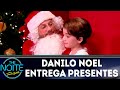 Danilo Noel entrega presentes para as crianças | The Noite (24/12/18)